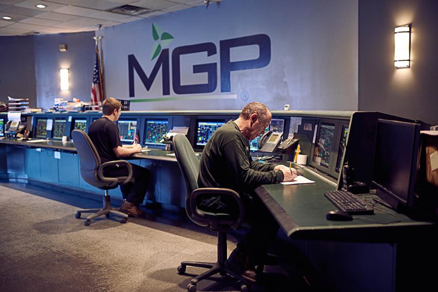Monitorování destilační proces v MGP kontrolní místnosti 