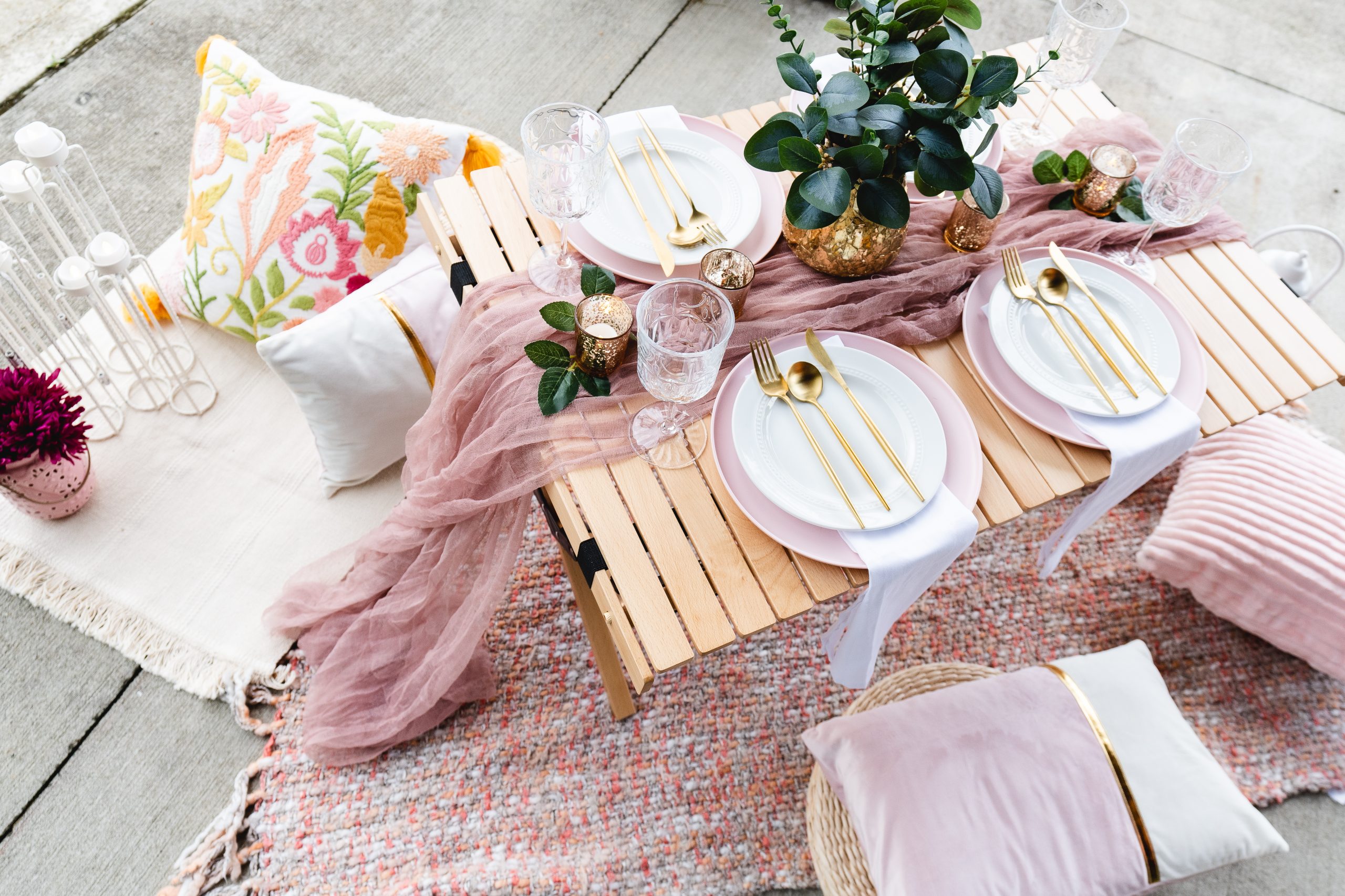 Mini bottles of pink champagne are great for making a picnic extra special